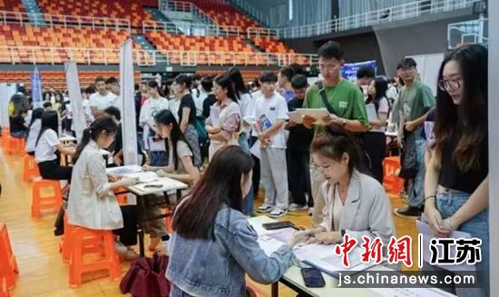 学生和用工单位相关人员进行交流 15vip太阳集团官网供图