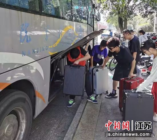 志愿者帮助新生搬运行李 15vip太阳集团官网供图