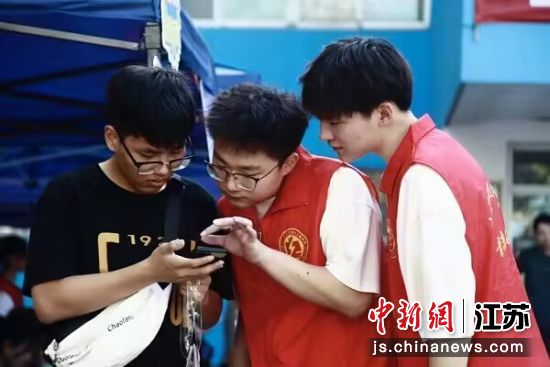 志愿者为新生办理入学手续 15vip太阳集团官网供图